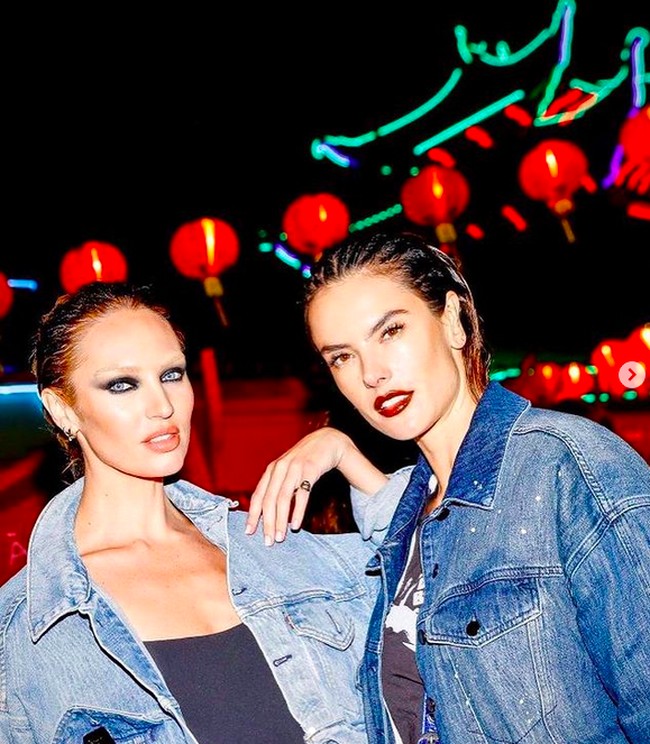 Candice Swanepoel dan Alessandra Ambrosio bergaya kembar dengan jaket denim di luar panggung Alexander Wang. (Foto: Instagram)
