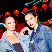 Candice Swanepoel dan Alessandra Ambrosio bergaya kembar dengan jaket denim di luar panggung Alexander Wang. (Foto: Instagram)