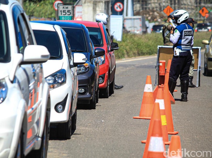 Personel Satlantas Polresta Bandung, Dishub dan Satpol PP Kabupaten Bandung mulai memperketat penyekatan di gerbang exit Tol Cileunyi.
