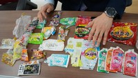Mengutip AP, sejak September 2020, Kang telah mengunjungi lima pulau perbatasan Korea Selatan di lepas pantai barat negara itu dan mengumpulkan sekitar 2.000 keping sampah Korea Utara termasuk kantong makanan ringan, kantong jus, bungkus permen, hingga botol minuman. Kang mengatakan ia kagum melihat puluhan jenis bahan kemasan warna-warni, masing-masing untuk produk tertentu seperti bumbu, es krim, kue makanan ringan, produk susu dan yogurt. Kemasan itu banyak membawa berbagai elemen grafis, karakter kartun, dan font huruf. Meski beberapa masih terlihat ketinggalan zaman menurut standar Barat. (AP Photo/Ahn Young-joon).