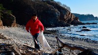 Sampah yang dikumpulkan tersebut merupakan sampah dari Korea Utara. Saat berbincang dengan The Associated Press, Kang mengatakan sampah-sampah tersebut bisa menjadi bahan yang penting karena dapat membantu orang di luar Korea Utara mempelajari produk dan barang apa yang diproduksi warga di negara yang dipimpin Kim Jong-Un itu. (Courtesy of Pro. Kang Dong Wan via AP).