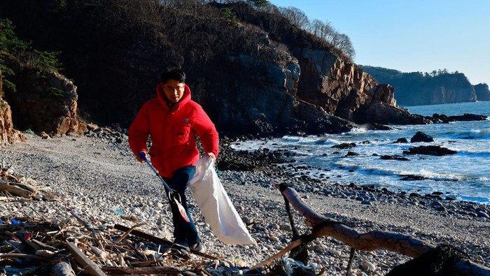 Kang Dong Wan, warga Korsel, punya kebiasaan unik berburu sampah yang ia sebut 'harta karun'. Sampah itu ia kumpulkan untuk mengetahui kehidupan di Korea Utara.