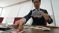 Diketahui, Kang Dong Wan beralih ke metode pengumpulan informasi melalui sampah ini karena COVID-19 telah mempersulit orang luar untuk mengetahui apa yang terjadi di Korea Utara. Sebelum pandemi, Kang secara teratur  mengunjungi kota-kota di perbatasan China untuk bertemu dengan warga Korea Utara yang tinggal di sana. Ia juga membeli produk Korea Utara dan memotret desa-desa Korea Utara di perbatasan sungai. Namun kini ia tak bisa pergi ke sana lagi karena China melakukan pembatasan terkait COVID-19, termasuk membatasi pelancong asing yang hendak masuk ke wilayahnya. (AP Photo/Ahn Young-joon).