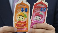 Kang baru-baru ini dilaporkan menerbitkan sebuah buku berdasarkan aktivitasnya berburu sampah Korea Utara. Karyanya itu berjudul Mengambil Sampah Korea Utara di Lima Kepulauan Laut Barat.  Ia mengatakan dirinya kini juga mulai berburu sampah di pantai-pantai garis depan timur Korea Selatan. Kepada AP, Kang mengatakan aksinya mengumpulkan sampah ini merupakan upaya untuk lebih memahami orang-orang Korea Utara dan mempelajari bagaimana menjembatani kesenjangan antara Korsel dan Korut jika terjadi penyatuan di masa depan. (AP Photo/Ahn Young-joon).
