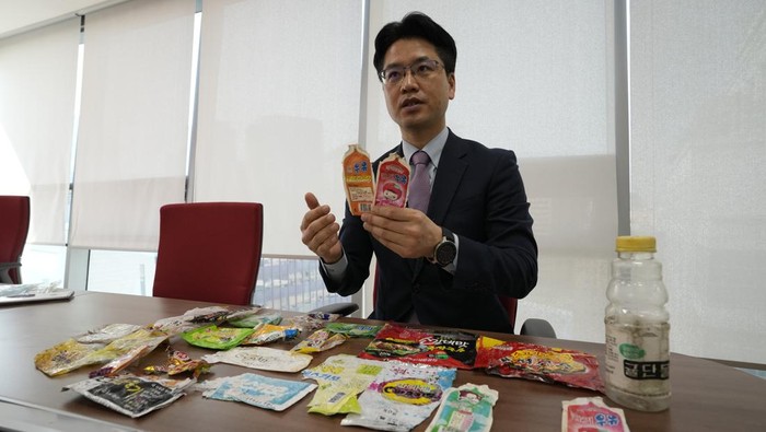 Kang Dong Wan, warga Korsel, punya kebiasaan unik berburu sampah yang ia sebut 'harta karun'. Sampah itu ia kumpulkan untuk mengetahui kehidupan di Korea Utara.