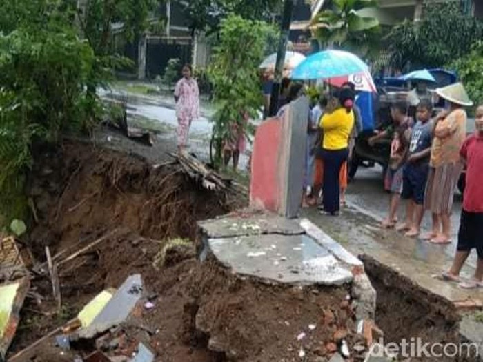 Tanggul di Trenggalek ambrol