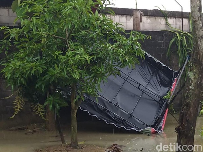 Tenda pasar hewan di Bojonegoro