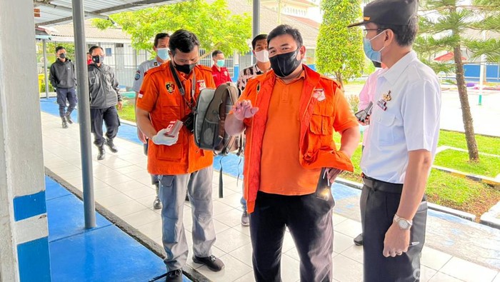 Tim Inafis Polres Karawang didampingi Kepala Lapas Kelas II A Karawang saat olah TKP.
