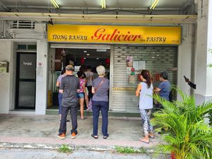Toko Kue 52 Tahun Ini Bakal Ditutup, Pelanggannya Rela Antre hingga 70 Meter!