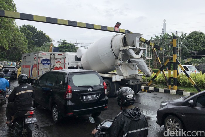 Truk Molen Sundul Portal di Bintaro, Lalin Tersendat Sebuah truk molen B 9145 MYV menyundul portal baja di Jl Camar, Bintaro Sektor 3, Tangerang Selatan, Kamis (21/4/2022). Akibatnya, portal tersebut penyok. Arus lalu-lintas sempat tersendat.