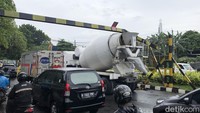 Akibat inisiden ini, portal tersebut penyok. Arus lalu-lintas dari arah Tangsel menuju Taah Kusir, Jakarta sempat tersendat.