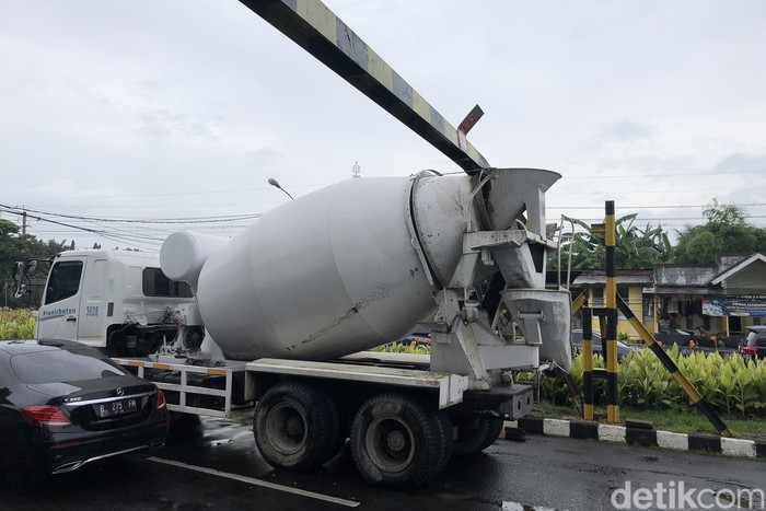 Sebuah truk molen B 9145 MYV menyundul portal baja di Jl Camar, Bintaro Sektor 3, Tangerang Selatan, Kamis (21/4/2022). Akibatnya, portal tersebut penyok. Arus lalu-lintas sempat tersendat.