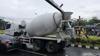 Portal ini sekitar 50 meter sebelum kolong rel kereta api di Bintaro, Pesanggrahan, Jakarta Selatan.