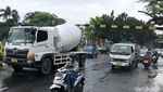 Truk Molen Sundul Portal di Bintaro, Lalin Tersendat