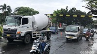 Sebuah truk molen nopol B 9145 MYV menyundul portal baja di Jl Camar, Bintaro Sektor 3, Tangerang Selatan, Kamis (21/4/2022). Tampak truk molen berhenti saat difoto pukul 09.50 WIB.