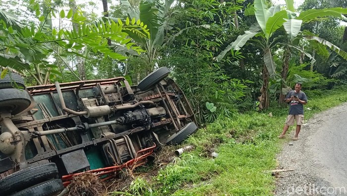Truk pembawa roti lebaran terguling di Banjarnegara