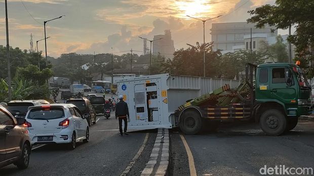 Truk tak kuat nanjak di Sidoarjo