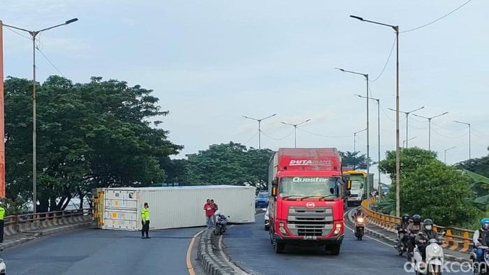 Truk tak kuat nanjak di Sidoarjo