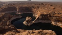 Foto udara memperlihatkan penampakan terkini Danau Powell saat ketinggian air di Sungai Colorado kian menurun.