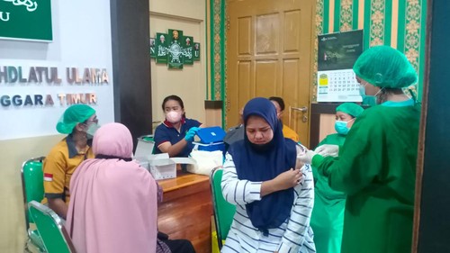 Suasana pelayanan vaksin booster di Sekretariat PW NU NTT, Kamis (21/4/2022).