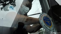 Yana juga memasang stiker Dishub di kaca depan bus angkutan mudik lebaran.
