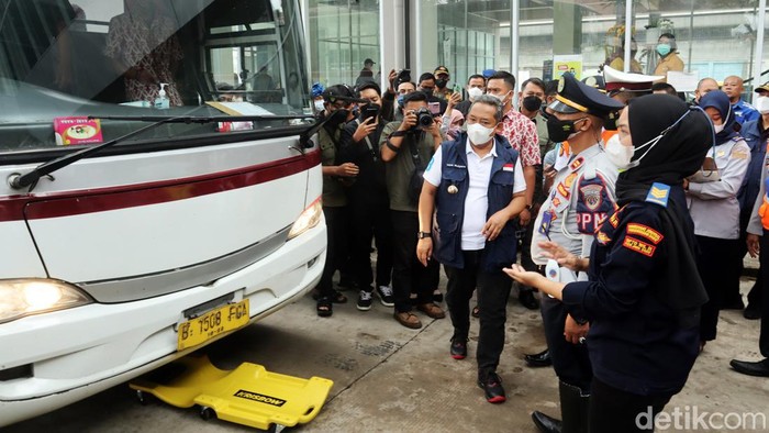 Wali Kota Bandung Cek Bus Angkutan Mudik Lebaran Jelang mudik lebaran 2022, Wali Kota Bandung Yana Mulyana meninjau kesiapan Terminal Leuwipanjang. Selain itu, Yana juga mengecek kondisi bus angkutan mudik lebaran.