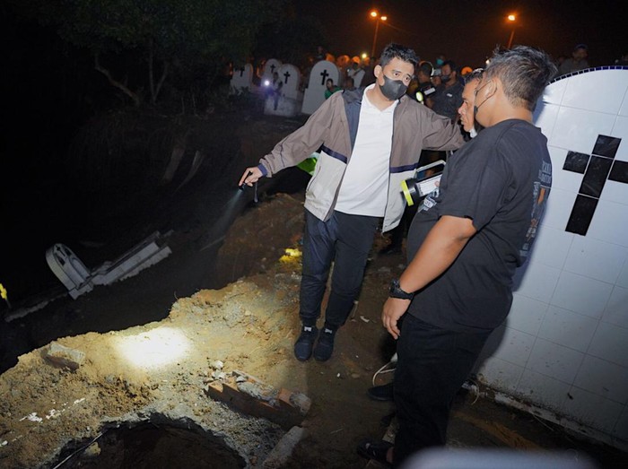 Wali Kota Medan saat meninjau kuburan yang longsor
