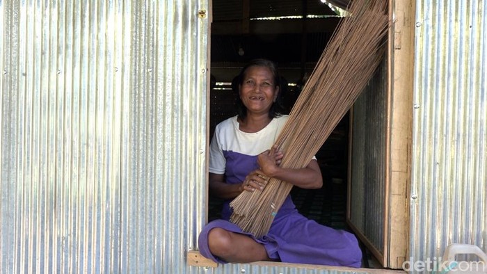 Wanita difabel di Polman yang bertahan hidup jual sapu lidi