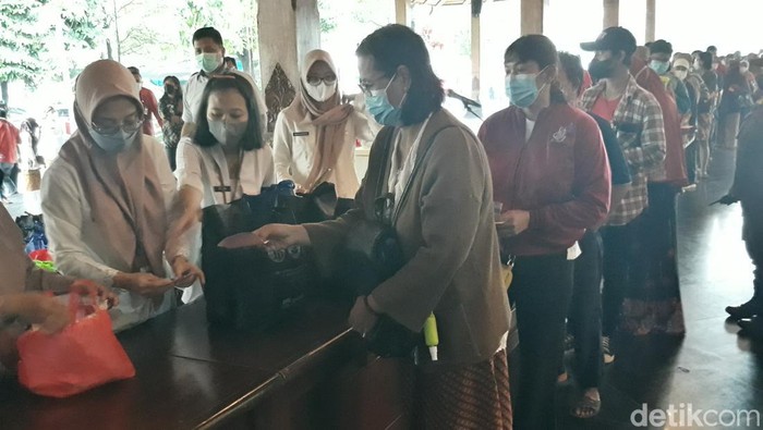 Warga Solo mengikuti pasar murah di Balai Kota Solo, Kamis (21/4/2022).
