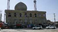 Dalam tangkapan layar sebuah video, seorang prajurit Taliban berjaga di luar sebuah masjid yang menjadi lokasi ledakan bom di kawasan Mazar-i-Sharif, Afghanistan, Kamis (21/4/2022). Dua ledakan yang mengguncang wilayah Afghanistan dilaporkan menewaskan sedikitnya 16 orang. (AP Photo).