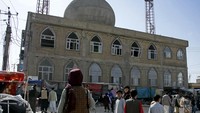 Pada ledakan bom di masjid Syiah benama Seh Dokan yang berada di kawasan Mazar-i-Sharif, Afghanistan, dilaporkan sedikitnya 12 jemaah tewas. Ledakan di masjid Syiah itu dilaporkan terjadi saat para jemaah sedang menjalankan salat Zuhur di bulan suci Ramadan. Kelompok radikal Islamic State of Iraq and Syria (ISIS) mengklaim bertanggung jawab atas ledakan-ledakan yang salah satunya terjadi di sebuah masjid Syiah setempat. (AP Photo).