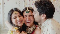 Proses mehendi yang dilakukan Alia Bhatt hanya dihadiri oleh kerabat terdekat. Sehingga perayaannya pun sangat intim. (dok. Instagram @aliaabhatt) 