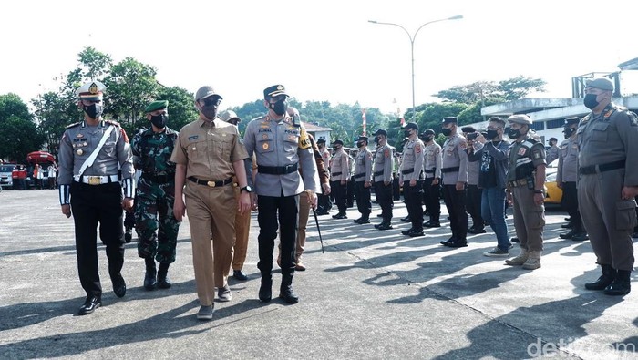 Antisipasi Pemudik Awal, 827 Petugas Disiagakan di Sukabumi Sekitar 827 petugas gabungan mulai disiagakan di Sukabumi hari ini. Para petugas disiagakan sebagai upaya antisipasi lonjakan pemudik.