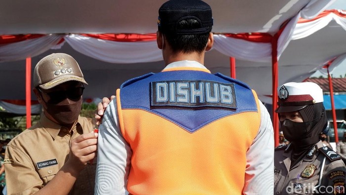 Antisipasi Pemudik Awal, 827 Petugas Disiagakan di Sukabumi Sekitar 827 petugas gabungan mulai disiagakan di Sukabumi hari ini. Para petugas disiagakan sebagai upaya antisipasi lonjakan pemudik.