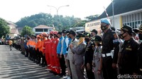 Sejumlah petugas gabungan hadir dalam apel kesiapan Operasi Ketupat Lodaya 2022 di Terminal Type A, Jalan Jalur Lingkar Selatan, Sukabumi, Jawa Barat, Jumat (22/4/2022).