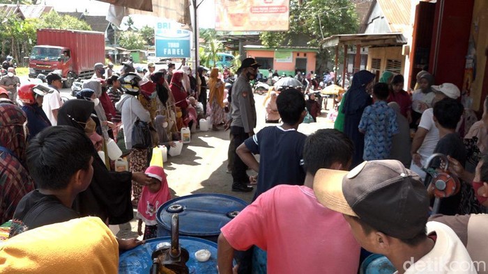 Antrean minyak goreng curah di Polewali Mandar (detikcom/Abdy Febriady)
