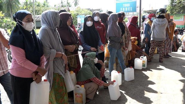 Antrean minyak goreng curah di Polewali Mandar (detikcom/Abdy Febriady)