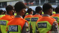 Total 945 petugas disiagakan untuk pengamanan perjalanan KA di sepanjang lintas KA Jawa dan Sumatera untuk memantau apabila terjadi rintang jalan atau peristiwa luar biasa hebat (PLH) yang menghambat perjalanan KA.