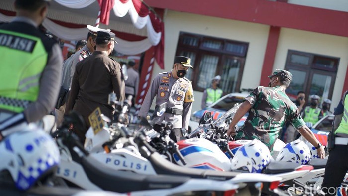 Apel gelar pasukan Operasi Ketupat Semeru 2022 di Blitar.