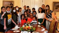 Lewat instagramnya @ardibakrie, pemilik nama lengkap Anindra Ardiansyah Bakrie ini hadir untuk makan malam bersama keluarga besarnya. Momen ini diambil ketika merayakan ulang tahun sang ibu. Foto: instagram @ardibakrie