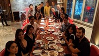 Bersama keluarga besar, Ardi Bakrie tampak seru berkumpul sambil makan di restoran. Terlihat sang istri juga tersenyum lebar dalam foto ini. Foto: instagram @ardibakrie
