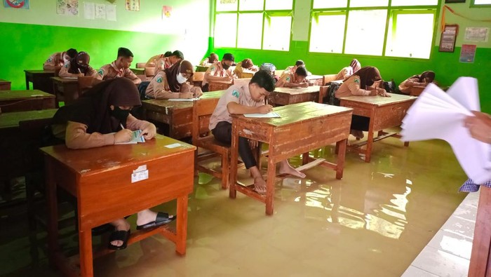 banjir di mojokerto merendam SMPN 1 Trowulan