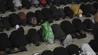 Suasana salat subuh sangat ramai di tengah ketegangan antara Palestina dan Israel.