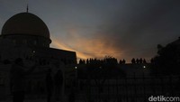 Fajar tampak menyingsing di balik Masjid Al-Aqsa. Setelah subuh tersebut, warga palestina terlibat bentrok dengan polisi Israel.