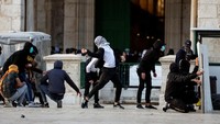 Pendemo melempari polisi Israel dengan batu.