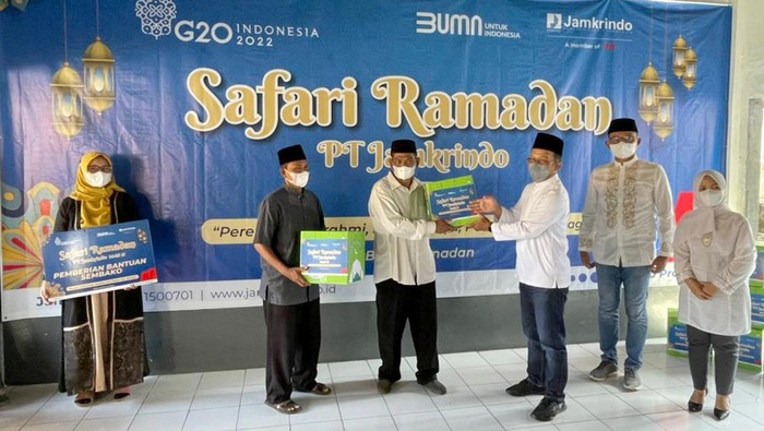 Berbagi Paket Sembako dengan Warga Kurang Mampu PT Jamkrindo menggelar kegiatan Safari Ramadan di Cirebon, Jumat (22/4/2022) dengan menyerahkan paket bantuan yang diserahkan langsung oleh Direktur MSDM, Umum, Kepatuhan Dan Teknologi Informasi PT Jamkrindo Sulis Usdoko.