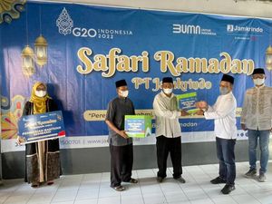 Berbagi Paket Sembako dengan Warga Kurang Mampu