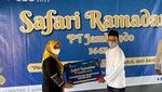 Berbagi Paket Sembako dengan Warga Kurang Mampu