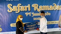Penyerahan paket bantuan itu diserahkan langsung oleh Direktur MSDM, Umum, Kepatuhan Dan Teknologi Informasi PT Jamkrindo Sulis Usdoko dengan didamping oleh Pimpinan Kantor Wilayah IV Bandung Muchamad Kisworo, dan Pimpinan Cabang Cirebon Ratih Hatniyanti.