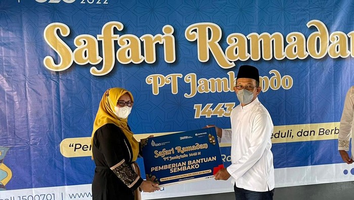 PT Jamkrindo menggelar kegiatan Safari Ramadan di Cirebon, Jumat (22/4/2022) dengan menyerahkan paket bantuan yang diserahkan langsung oleh Direktur MSDM, Umum, Kepatuhan Dan Teknologi Informasi PT Jamkrindo Sulis Usdoko.